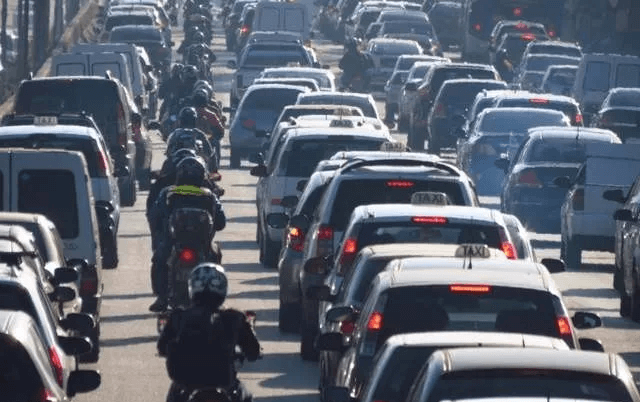 Confira as Regras para andar de moto no corredor