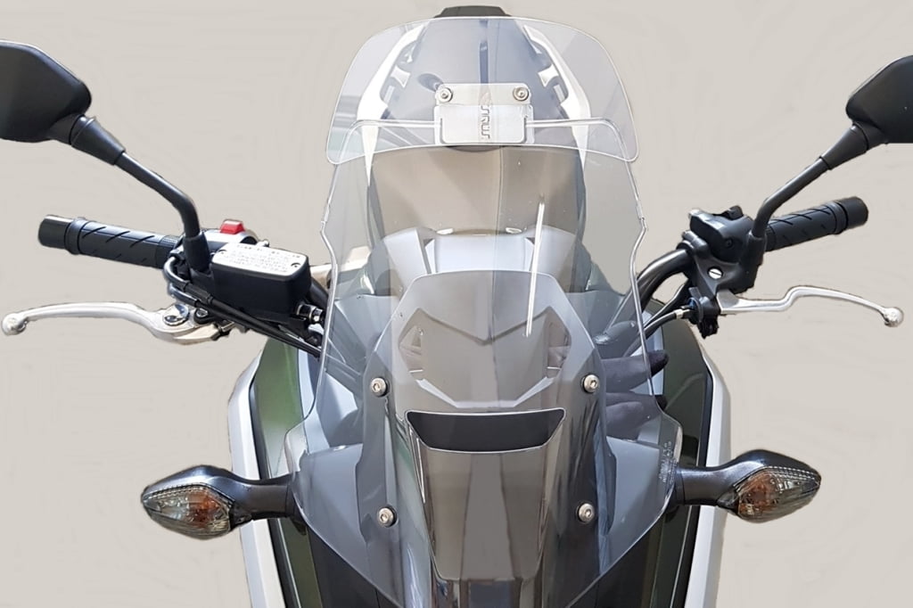 Qual é a eficácia do para-brisa e do defletor em uma moto?
